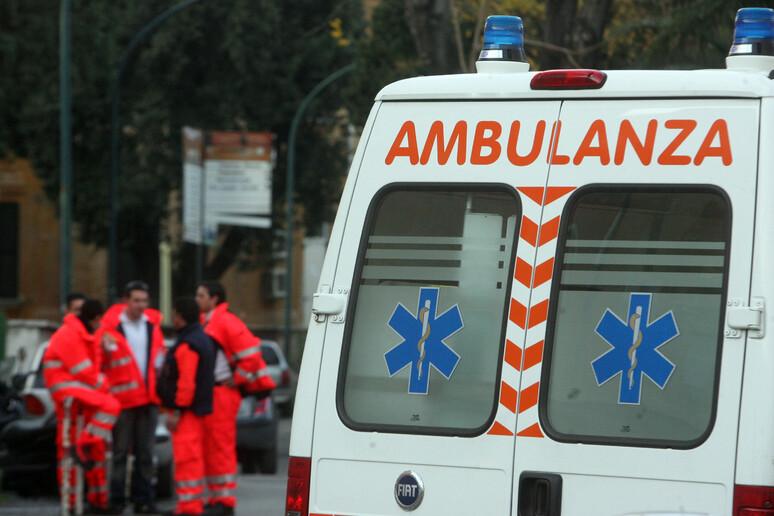 bimbo di 11 anni in bici si scontra con un auto è grave portato d urgenza in ospedale