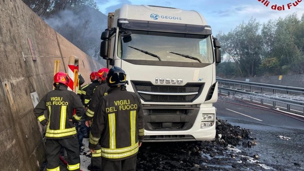 L’incendio che ha avvolto il mezzo potrebbe essere stato innescato dalla foratura di uno pneumatico. Oltre all’intervento dei pompieri, giovedì è stato attivato anche il piano delle maxi emergenze dell’Asl . .
