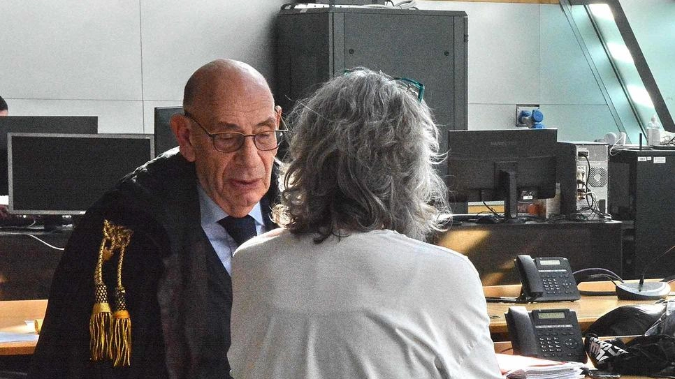 Seguono assorte l’udienza poi escono. Si incrociano solo i commenti degli avvocati Seguono assorte l’udienza poi escono. Si incrociano solo i commenti degli avvocati