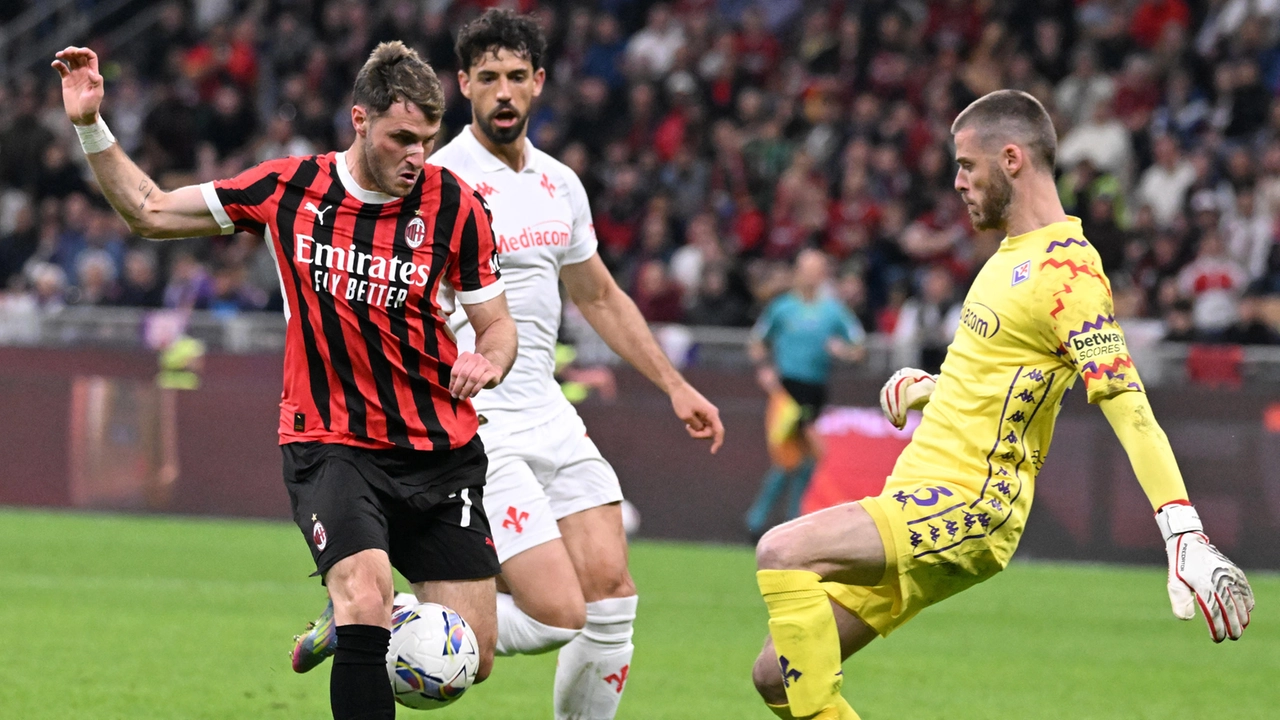 L'intervento di De Gea su Giménez in Milan-Fiorentina (Foto Ansa)