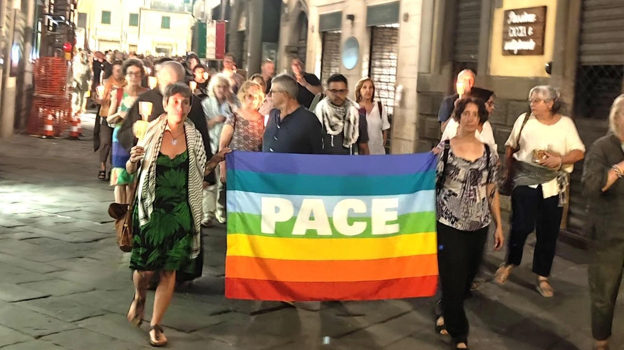 La fiaccolata e il vescovo Mario Vaccari La fiaccolata e il vescovo Mario Vaccari