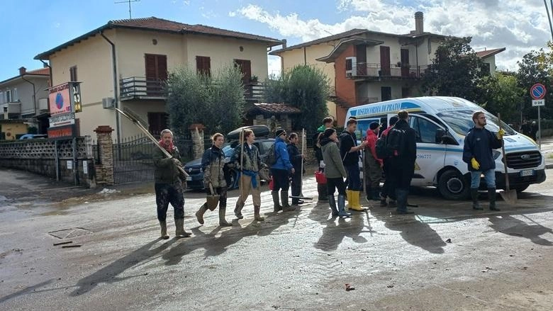 Volontari a Seano durante l’alluvione Volontari a Seano durante l’alluvione