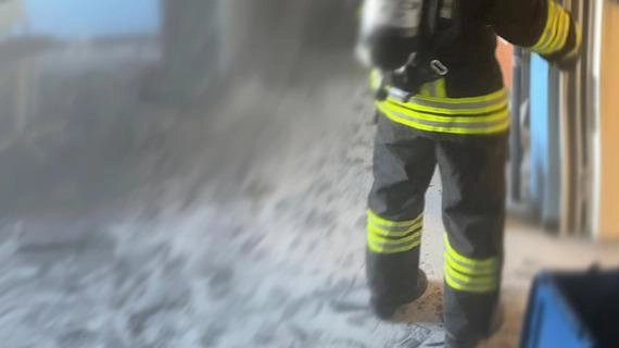 L’intervento dei Vigili del Fuoco dopo l’incendio all’interno dell’istituto tecnico Benedetti L’intervento dei Vigili del Fuoco dopo l’incendio all’interno dell’istituto tecnico Benedetti