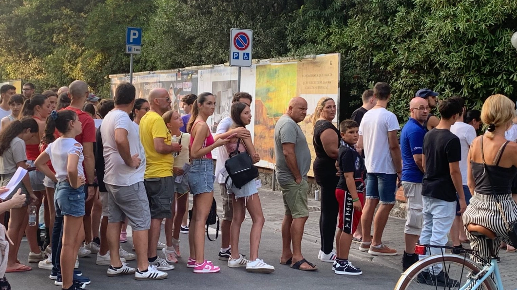 Tutti sinceramente con Annalisa: che coda fin dal pomeriggio per il concerto in Versilia