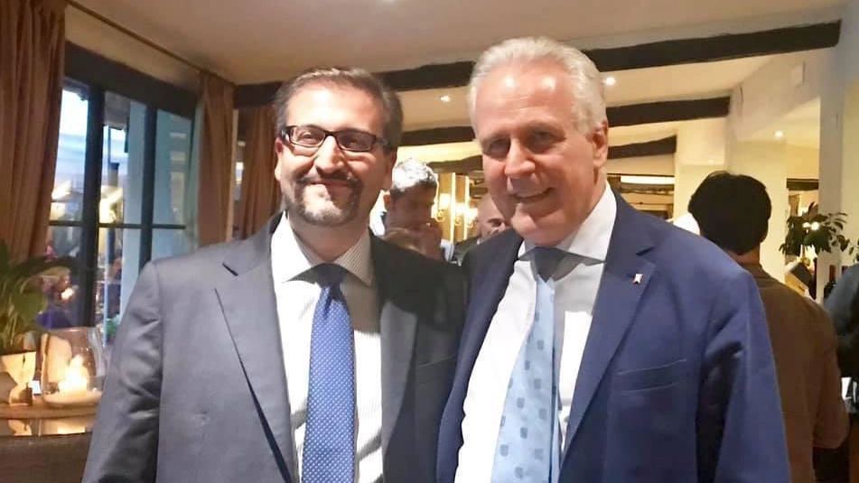 Il sindaco di Monteriggioni, Andrea Frosini, con il presidente della Regione Toscana, Eugenio Giani Il sindaco di Monteriggioni, Andrea Frosini, con il presidente della Regione Toscana, Eugenio Giani