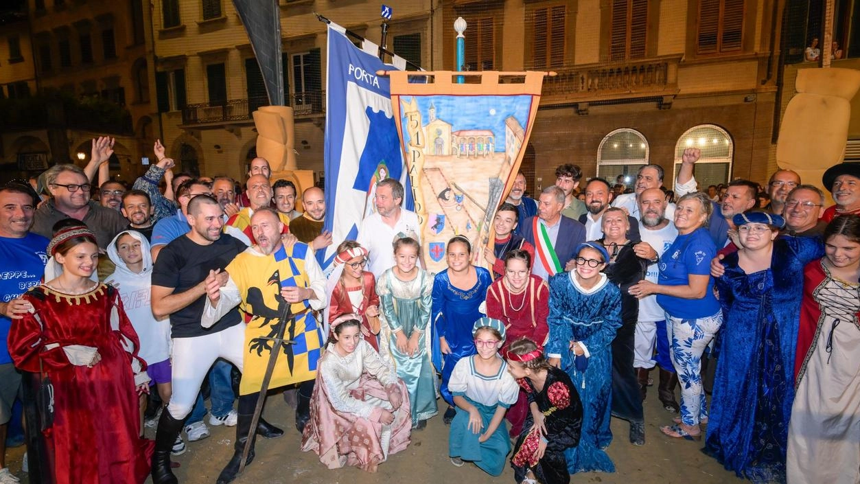 La disfida ha concluso le iniziative della Festa del Perdono. Sul podio Porta Aretina e Porta Fiorentina, quarta Porta San Francesco La disfida ha concluso le iniziative della Festa del Perdono. Sul podio Porta Aretina e Porta Fiorentina, quarta Porta San Francesco
