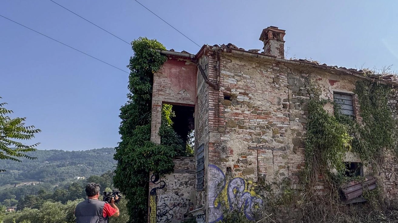 Il casolare degli orrori in via delle Panteraie a Montecatini Terme (. Foto Goiorani Il casolare degli orrori in via delle Panteraie a Montecatini Terme (. Foto Goiorani