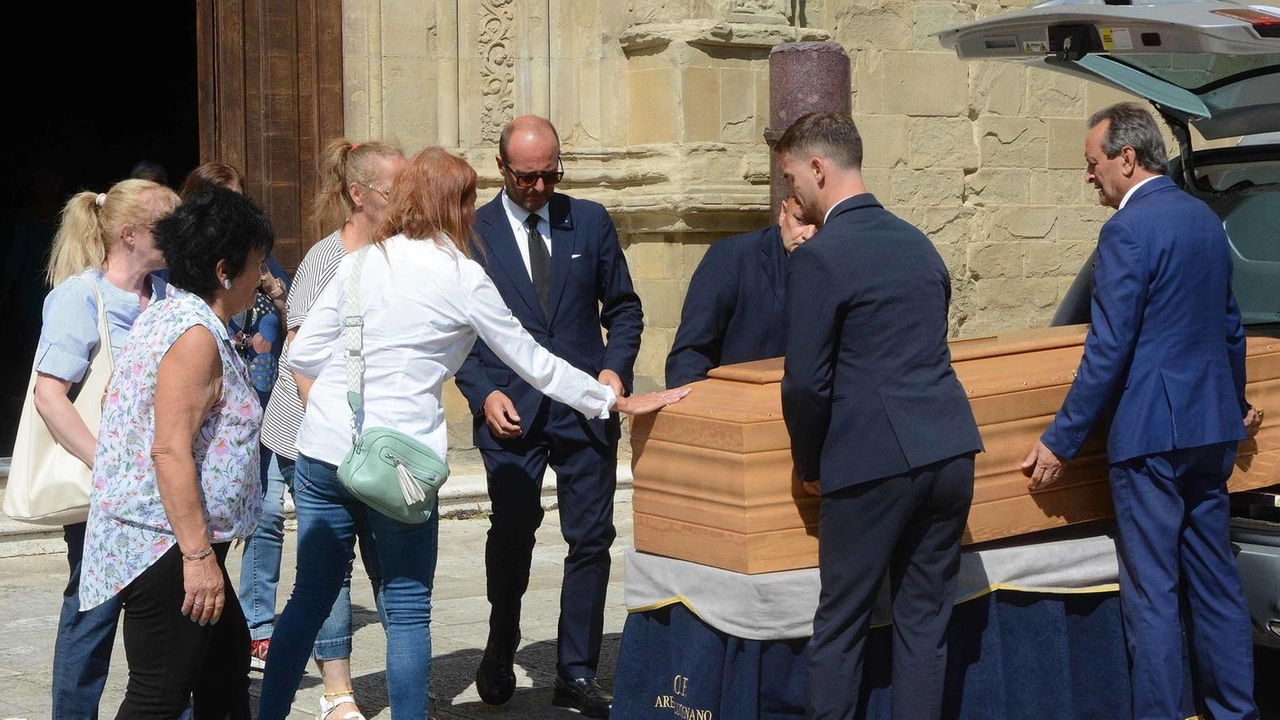 Tanta gente ai funerali di Gianna Corgiatini in Cattedrale. Nella foto accanto: Alessio Rosadi morto in un incidente stradale Tanta gente ai funerali di Gianna Corgiatini in Cattedrale. Nella foto accanto: Alessio Rosadi morto in un incidente stradale