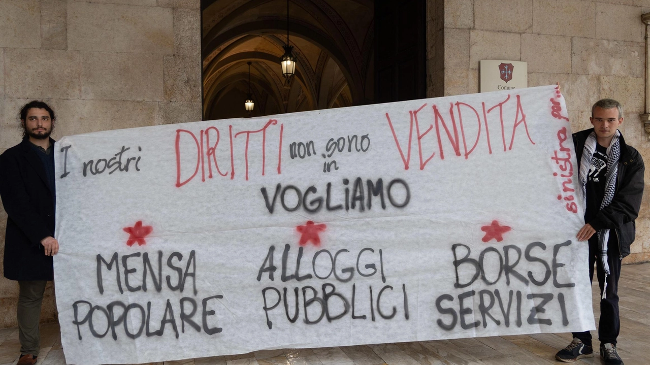 La protesta di fronte al Comune