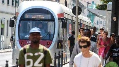 I genitori si stanno organizzando per accompagnare in auto i figli