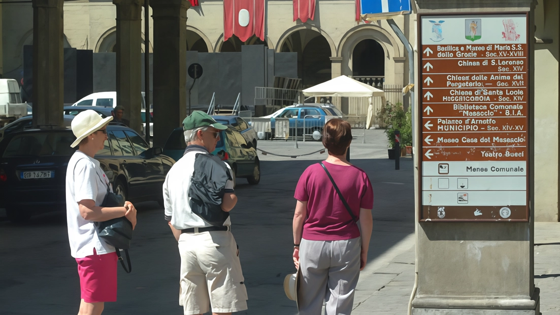 Turisti in piazza Cavour osservano i cartelli che indicano le varie zone della città: tra gli. obiettivi ci sarà poi quello di redigere una nuova guida turistica di San Giovanni Valdarno Turisti in piazza Cavour osservano i cartelli che indicano le varie zone della città: tra gli. obiettivi ci sarà poi quello di redigere una nuova guida turistica di San Giovanni Valdarno
