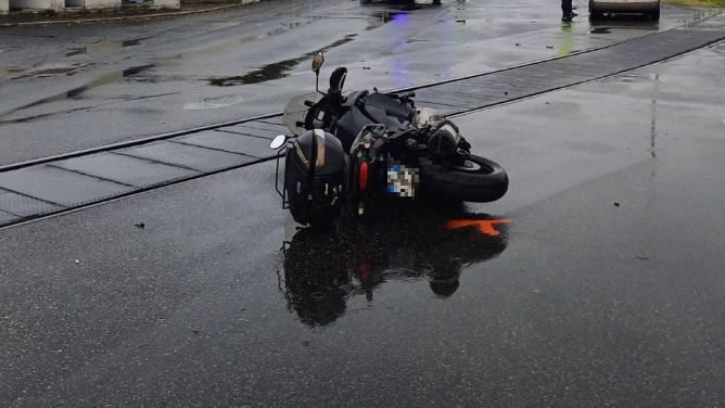 La moto della vittima sull'asfalto di via Da Vinci, nella zona industriale di Livorno