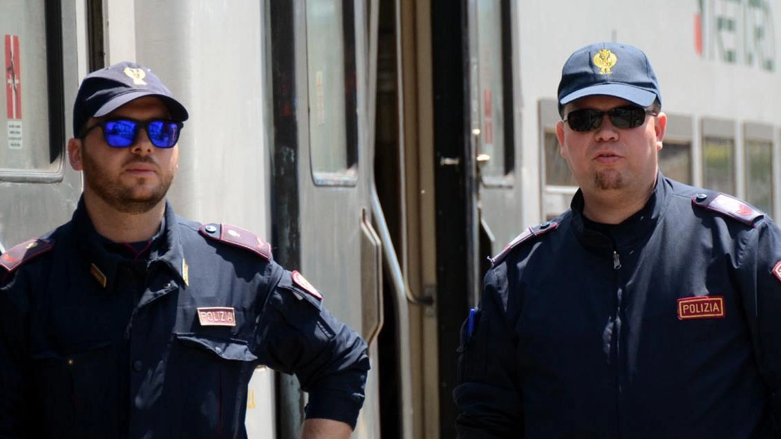 Il macchinista del treno, sopraggiunto dopo un po’, si è fermato. La donna, 37 anni, è stata portata in ospedale Il macchinista del treno, sopraggiunto dopo un po’, si è fermato. La donna, 37 anni, è stata portata in ospedale