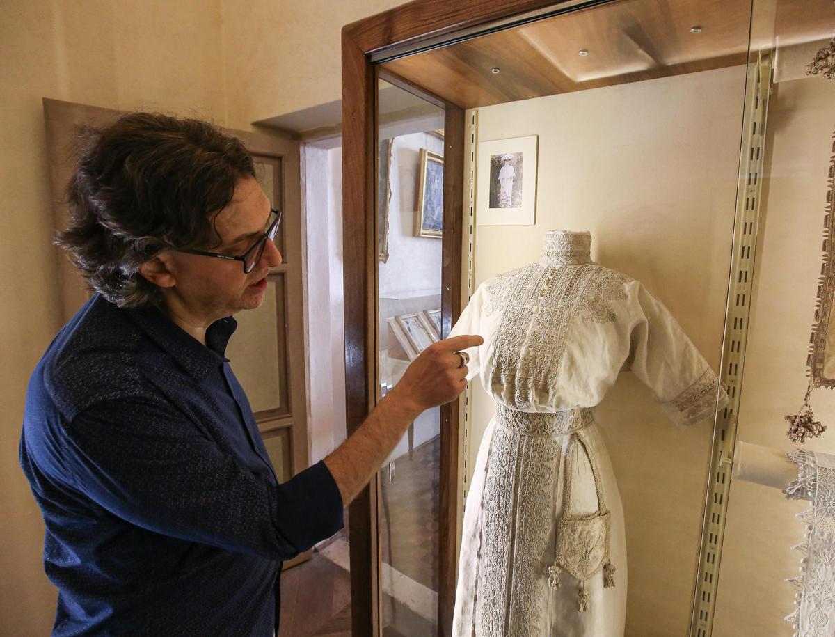 I nuovi tesori di Palazzo Sorbello. In mostra un abito preziosissimo con ricami della Scuola del Pischiello