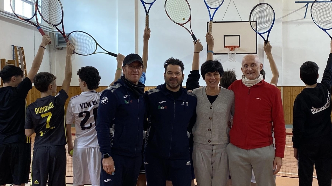 Il progetto tennis sostenuto dal Comune e messo in pratica all’Isis Fermi per incentivare lo sport tra gli adolescenti Il progetto tennis sostenuto dal Comune e messo in pratica all’Isis Fermi per incentivare lo sport tra gli adolescenti
