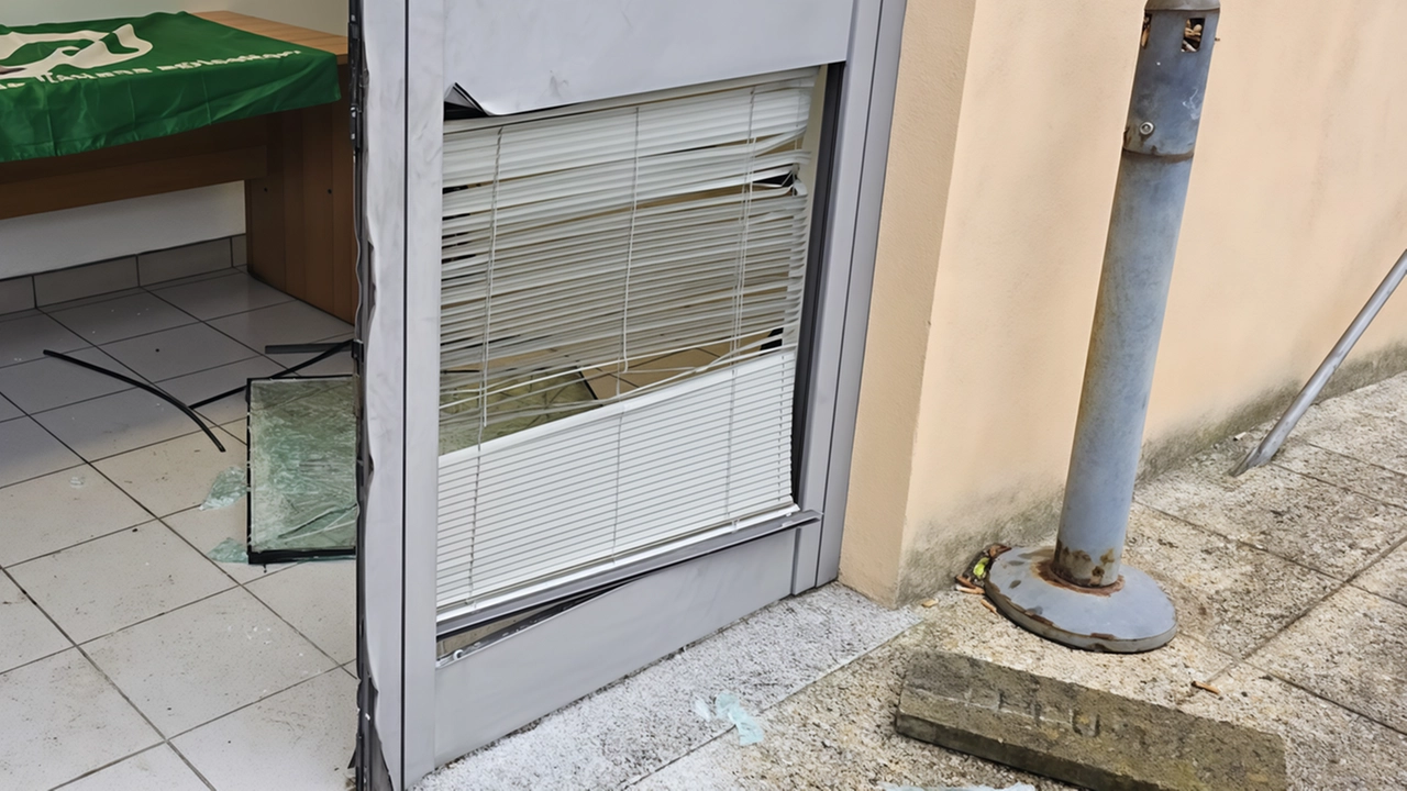 La porta d’ingresso distrutta dai ladri per entrare e mettere a segno il furto La porta d’ingresso distrutta dai ladri per entrare e mettere a segno il furto