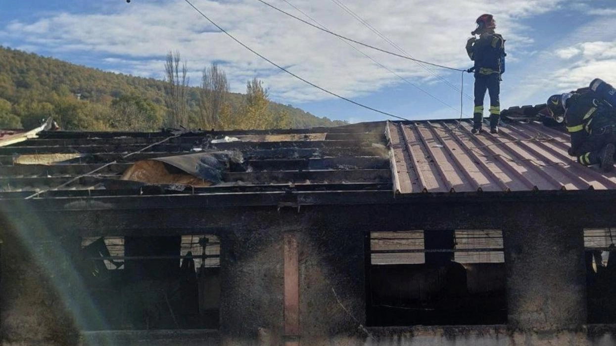 I Vigili del fuoco sul tetto del capannone e, sotto, l’azienda distrutta I Vigili del fuoco sul tetto del capannone e, sotto, l’azienda distrutta