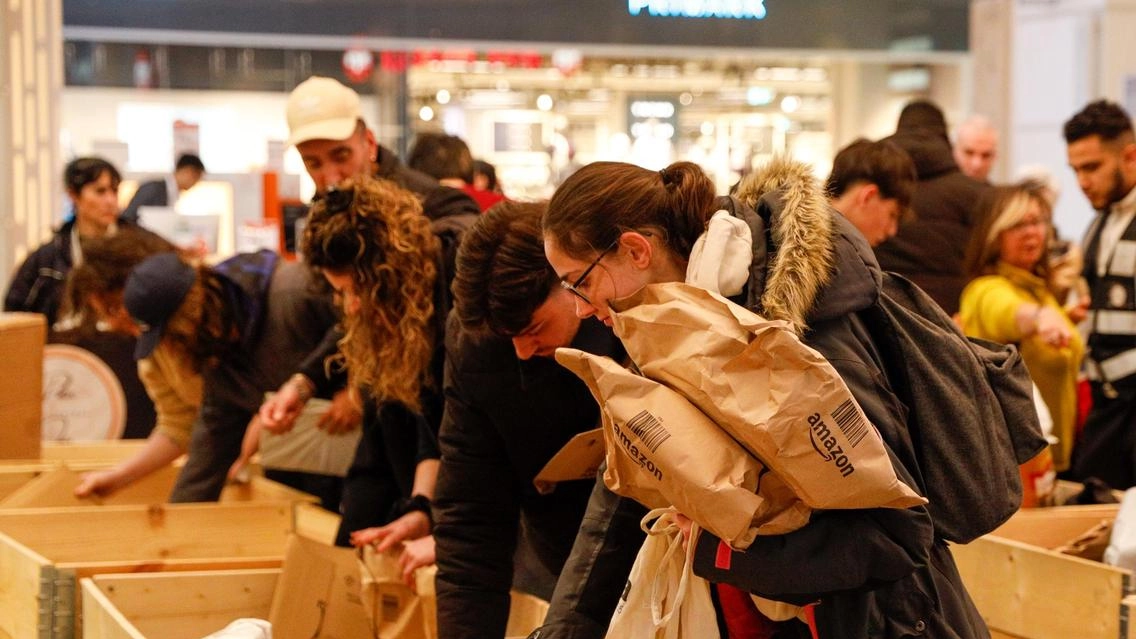 Quattromila persone finora ai Gigli per comprare le confezioni ’dimenticate’ a prezzi stracciati. C’è chi è arrivato da La Spezia e Arezzo. "Ci proviamo, poi magari rivendiamo tutto online". . Quattromila persone finora ai Gigli per comprare le confezioni ’dimenticate’ a prezzi stracciati. C’è chi è arrivato da La Spezia e Arezzo. "Ci proviamo, poi magari rivendiamo tutto online". .