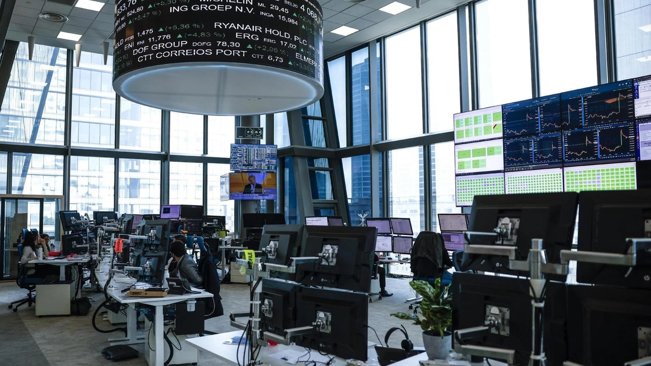 Il petrolio prosegue il calo, debole l'euro. Lo spread sotto 80 Il petrolio prosegue il calo, debole l'euro. Lo spread sotto 80