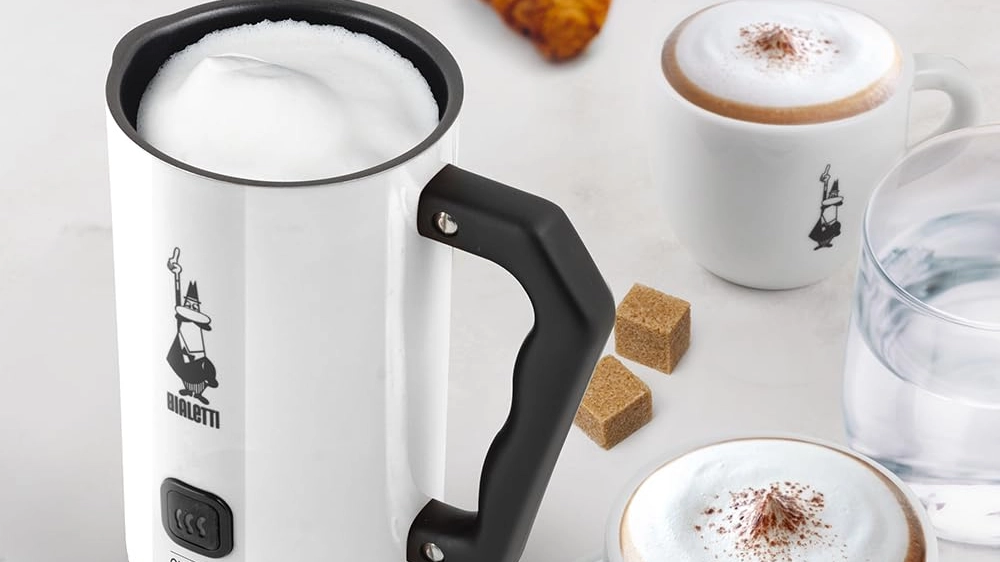 Goditi latte caldo o schiumato con il montalatte elettrico Bialetti, oggi in super offerta su Amazon