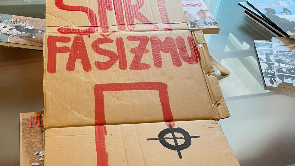 Oltraggio alla memoria. Vandalizzato lo Scaffale del Ricordo con scritte ingiuriose Oltraggio alla memoria. Vandalizzato lo Scaffale del Ricordo con scritte ingiuriose