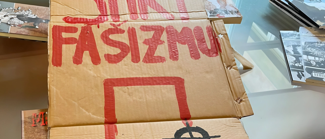 Oltraggio alla memoria. Vandalizzato lo Scaffale del Ricordo con scritte ingiuriose