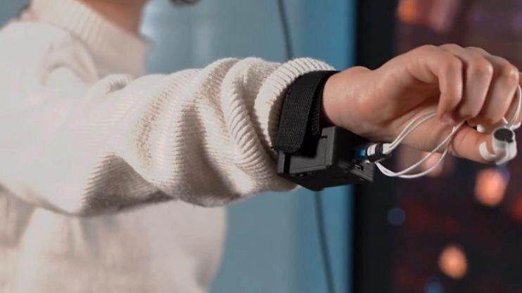 Una bambina prova il videogame che aiuta a risolvere i deficit di movimento Una bambina prova il videogame che aiuta a risolvere i deficit di movimento