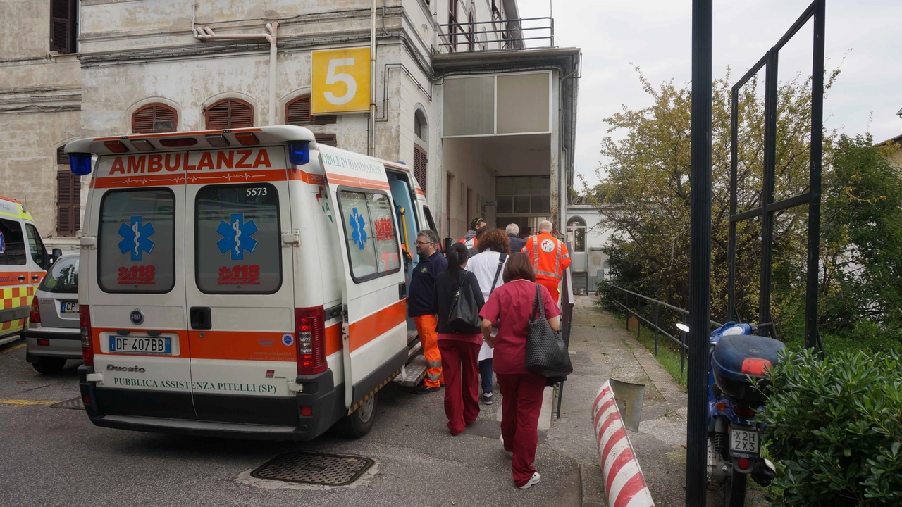 Il lavoratore ferito in porto è stato trasportato all’ospedale Sant’Andrea in codice rosso (foto di archivio)