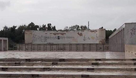 https://www.lanazione.it/image-service/view/acePublic/alias/contentid/MjU5ZGYwZjEtN2I3Ni00/0/il-teatro-chiuso-di-calambrone-dopo-le-promesse-zero-interventi.jpeg?f=1.91:1&w=1200
