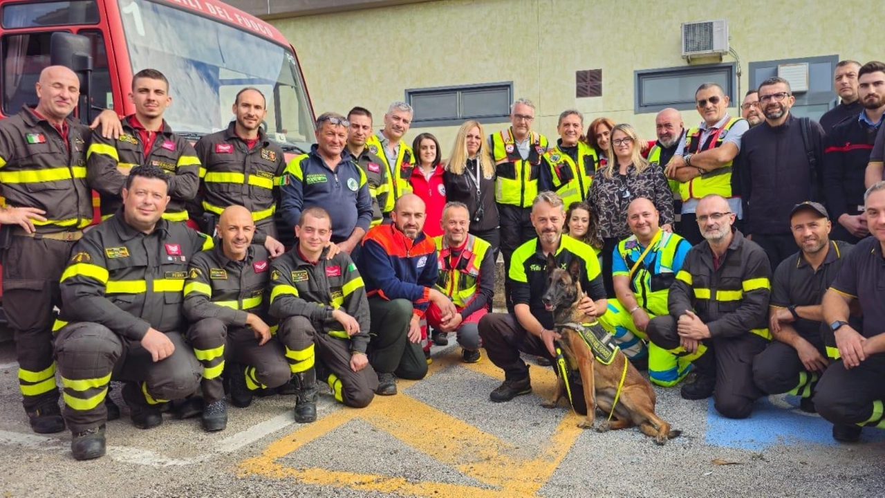 Una schiera di persone, tra forze dell’ordine e volontari, in campo per Mattia Una schiera di persone, tra forze dell’ordine e volontari, in campo per Mattia