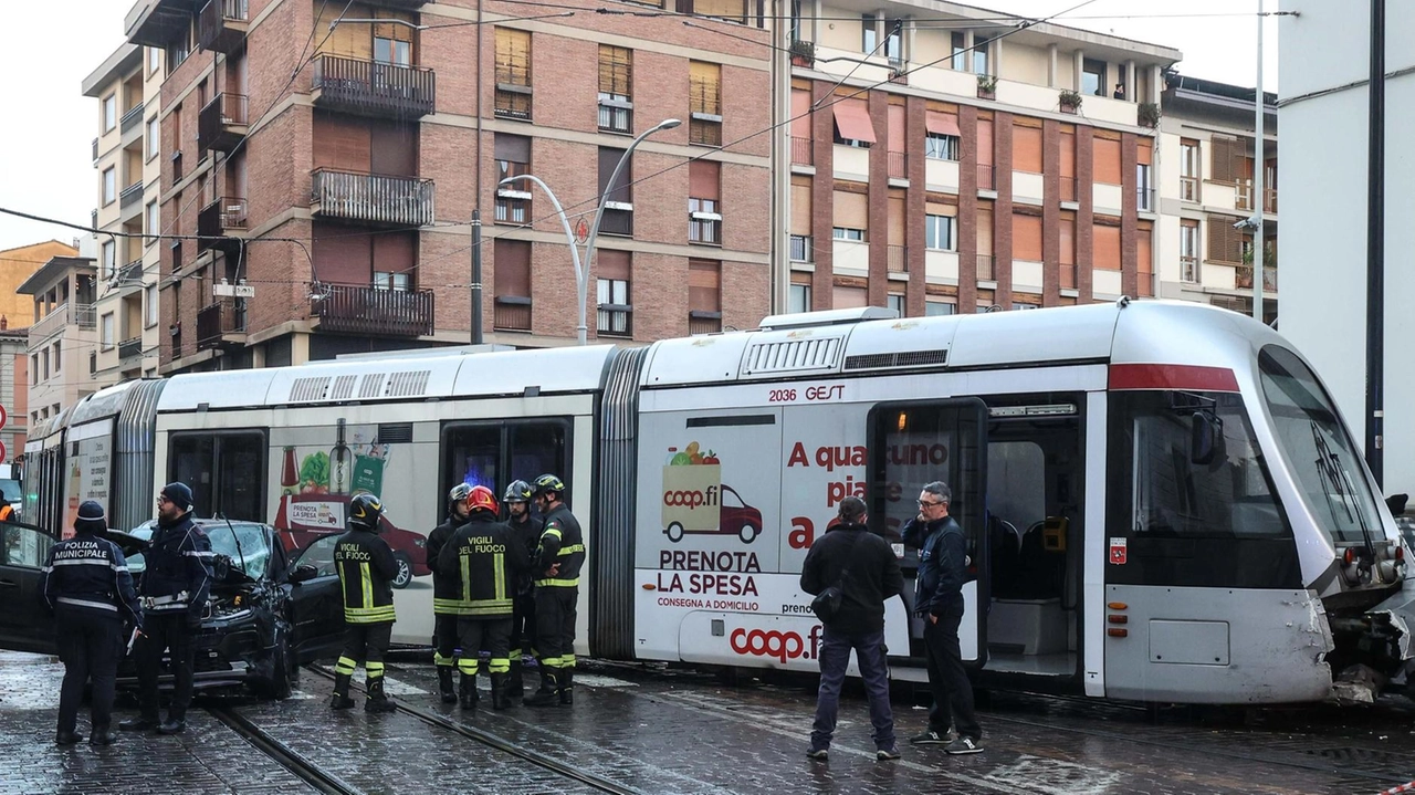 La tramvia incidentata dopo lo scontro con un’auto. L’episodio è avvenuto intorno alle 15.45 di giovedì, all’incrocio tra via Guido Monaco e. viale Fratelli Rosselli, una delle principali arterie della città La tramvia incidentata dopo lo scontro con un’auto. L’episodio è avvenuto intorno alle 15.45 di giovedì, all’incrocio tra via Guido Monaco e. viale Fratelli Rosselli, una delle principali arterie della città