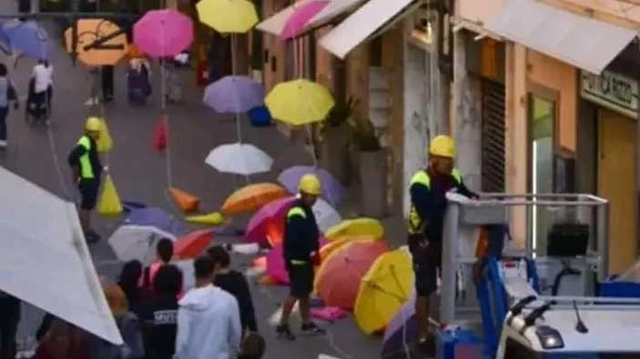 A Pietrasanta vengono rimossi oltre 1000 ombrelli colorati che hanno caratterizzato via Mazzini. L'amministrazione comunale valuta un progetto benefico per coinvolgere le associazioni locali. L'iniziativa ha suscitato pareri contrastanti ma ha avuto successo sui social, con molti personaggi famosi che hanno pubblicizzato la città. A Pietrasanta vengono rimossi oltre 1000 ombrelli colorati che hanno caratterizzato via Mazzini. L'amministrazione comunale valuta un progetto benefico per coinvolgere le associazioni locali. L'iniziativa ha suscitato pareri contrastanti ma ha avuto successo sui social, con molti personaggi famosi che hanno pubblicizzato la città.