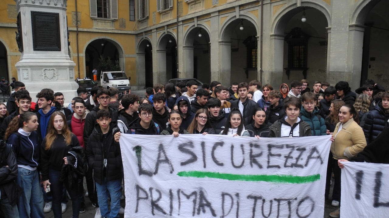Gli studenti in piazza (foto Attalmi) Gli studenti in piazza (foto Attalmi)