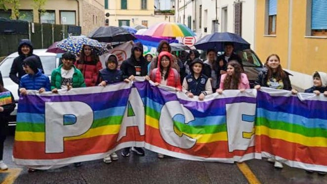 La "Marcia della pace" organizzata dall'Istituto comprensivo Gino Strada a Sesto si è svolta nonostante la pioggia, con un itinerario modificato. Coinvolgimento degli studenti, gemellaggio con scuola di Torino e azioni di solidarietà per Emergency e progetti locali.