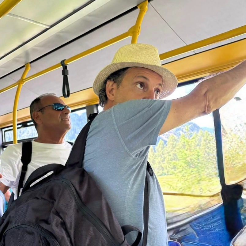 Carlo Conti "borseggiatore" sul bus (Foto pubblicata su Instagram da Leonardo Pieraccioni)