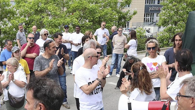 Un’assemblea ai cancelli Beko Un’assemblea ai cancelli Beko