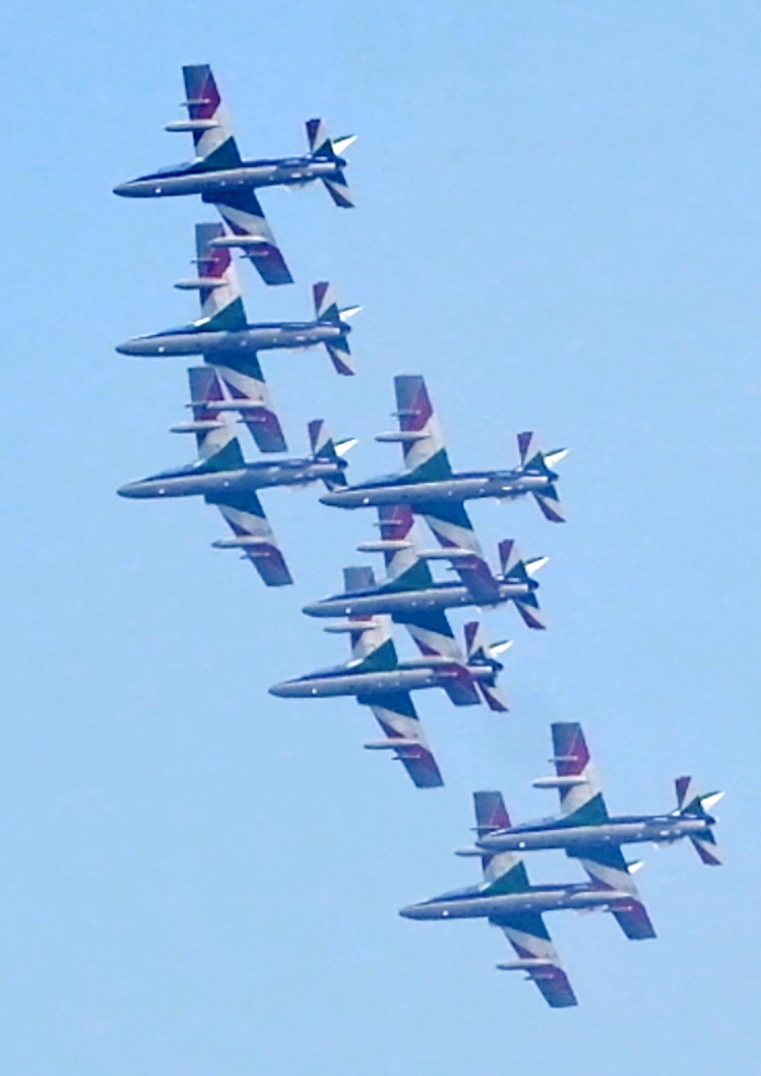 Il Golfo come bandiera. Acrobazie a tre colori per chiudere in bellezza il Palio del centenario Il Golfo come bandiera. Acrobazie a tre colori per chiudere in bellezza il Palio del centenario