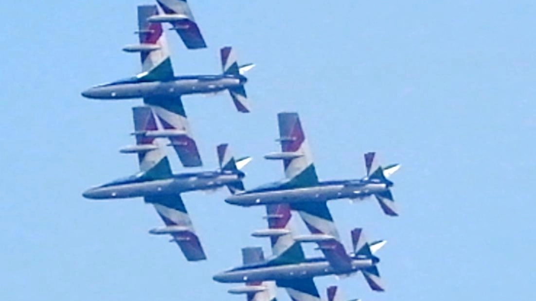 L’ultima volta delle Frecce a Spezia nel 2008 per la festa della Costituzione . Anche Bucci e Giampedrone in prima fila: "Un appuntamento unico". Alcuni spettatori colpiti da malore sono stati soccorsi in mezzo alla calca. L’ultima volta delle Frecce a Spezia nel 2008 per la festa della Costituzione . Anche Bucci e Giampedrone in prima fila: "Un appuntamento unico". Alcuni spettatori colpiti da malore sono stati soccorsi in mezzo alla calca.