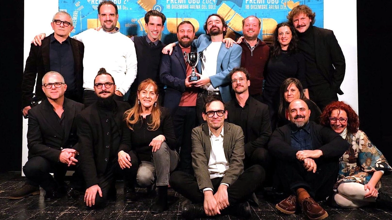 Gli Scarti - Centro di produzione teatrale festeggiano il Premio Ubu al miglior spettacolo per ‘La Ferocia’ Gli Scarti - Centro di produzione teatrale festeggiano il Premio Ubu al miglior spettacolo per ‘La Ferocia’