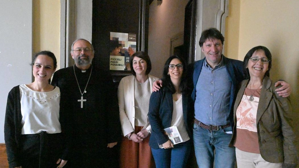 L’Arcivescovo con il direttore della Caritas don Simone Giuli e Francesca Fazzi (Alcide) L’Arcivescovo con il direttore della Caritas don Simone Giuli e Francesca Fazzi (Alcide)