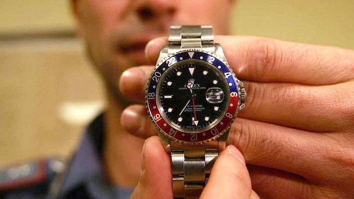 l imbianchino le ruba cinque rolex a processo bottino da 50mila euro