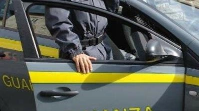 La Guardia di Finanza di Massa Carrara arresta un uomo per traffico di cocaina, sequestrati 240 grammi e 1.430 euro.