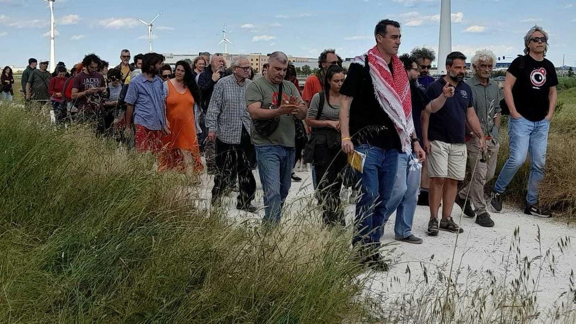 passeggiata contro la base militare un ottantina con il movimento da Lanazione.it passeggiata contro la base militare un ottantina con il movimento