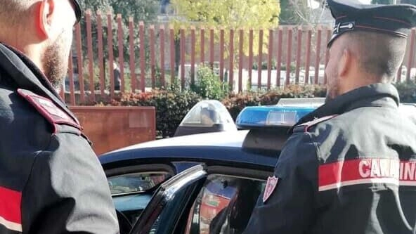 Si erano avvicinati al ragazzo per chiedere i documenti. Ma lui si era immediatamente alterato e, appena ha capito... Si erano avvicinati al ragazzo per chiedere i documenti. Ma lui si era immediatamente alterato e, appena ha capito...