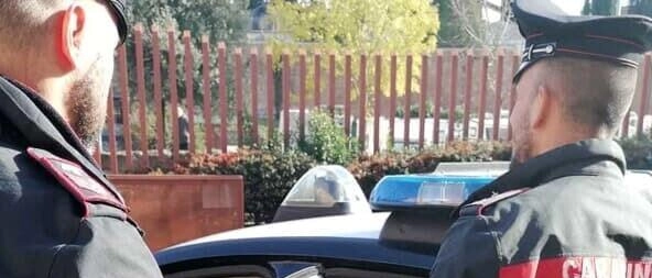 Aggredisce i carabinieri, rimane in carcere