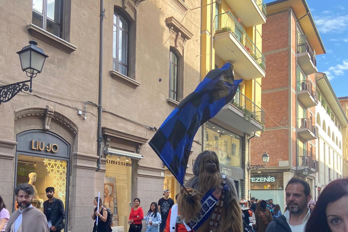 Un tifoso speciale per le vie di Pisa