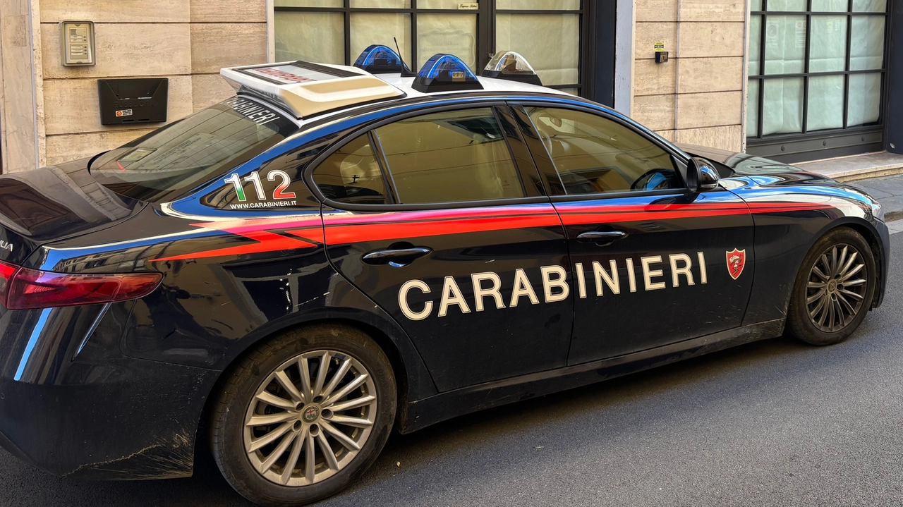 Un'auto dei carabinieri. Si indaga sull'ordigno incendiario trovato nella sede di Narni dell'Università di Perugia