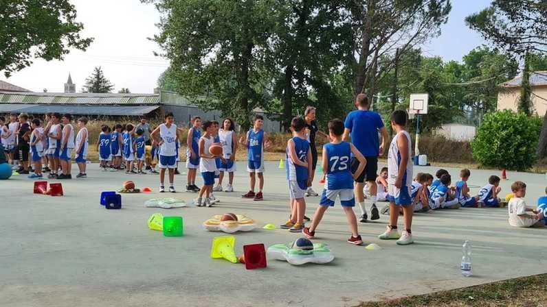 Un momento della festa di fine anno dell’UBS basket Foligno Bilancio positivo per la società in vista del prossimo anno Un momento della festa di fine anno dell’UBS basket Foligno Bilancio positivo per la società in vista del prossimo anno