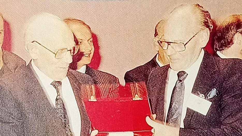 Tutto è iniziato da nonno Vivaldo che riparava gli aerei degli Alleati. La terza generazione punta a consolidare l’autofficina nata nel 1954. Tutto è iniziato da nonno Vivaldo che riparava gli aerei degli Alleati. La terza generazione punta a consolidare l’autofficina nata nel 1954.
