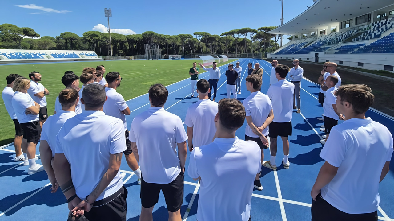I giocatori e lo staff del Viareggio giovedì sono andati a visitare lo stadio dei Pini, accompagnati dall’assessore Rodolfo Salemi I giocatori e lo staff del Viareggio giovedì sono andati a visitare lo stadio dei Pini, accompagnati dall’assessore Rodolfo Salemi